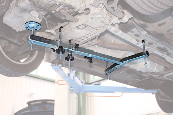 Secure support for the engine or gearbox when working on a vehicle hoist